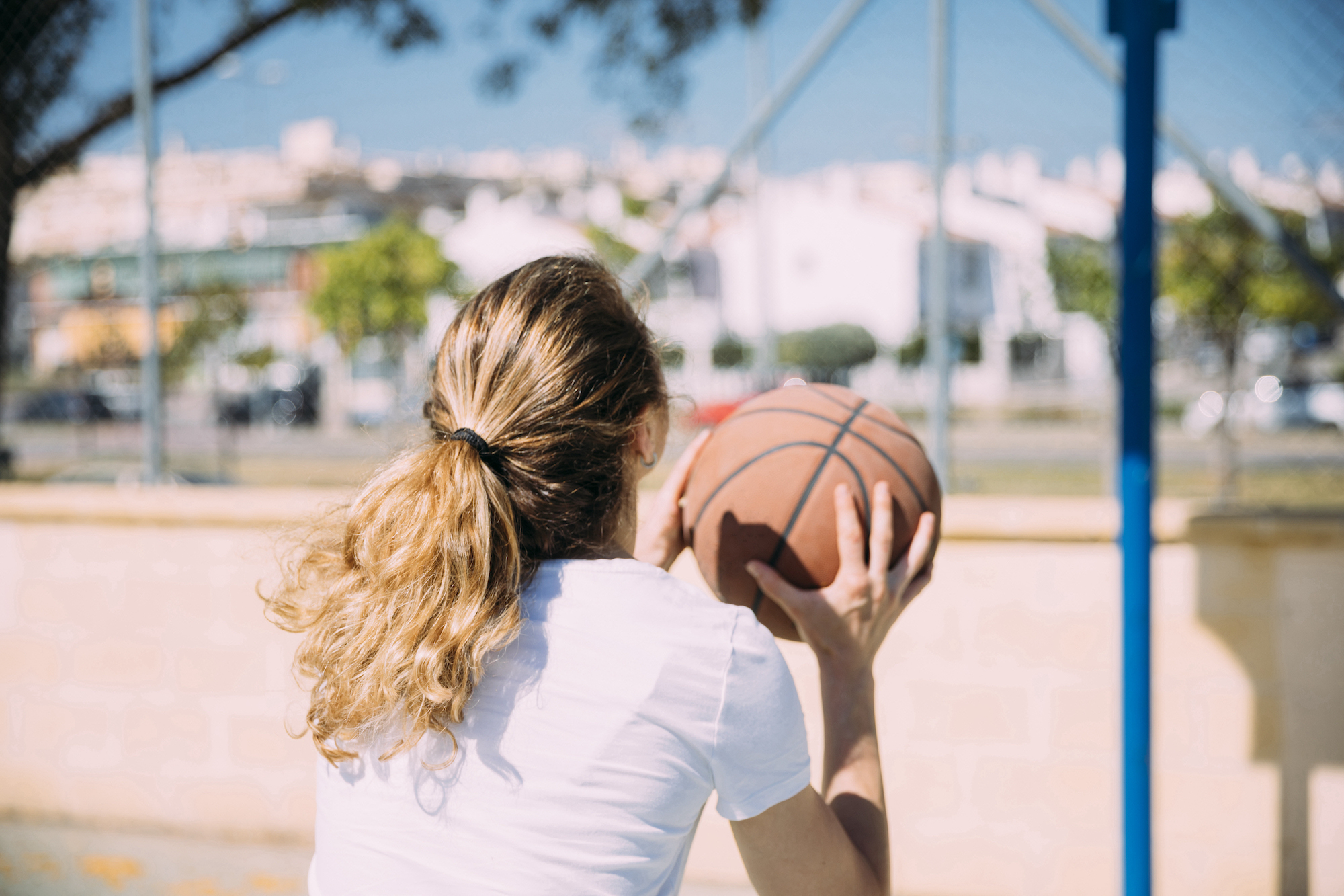 http://basketballschool.it/wp-content/uploads/2021/03/young-woman-playing-basketball.jpeg